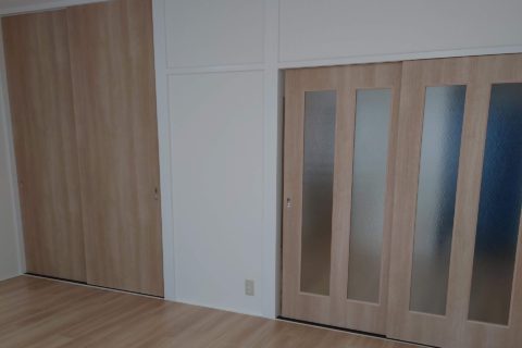 扉とクローゼットの写真